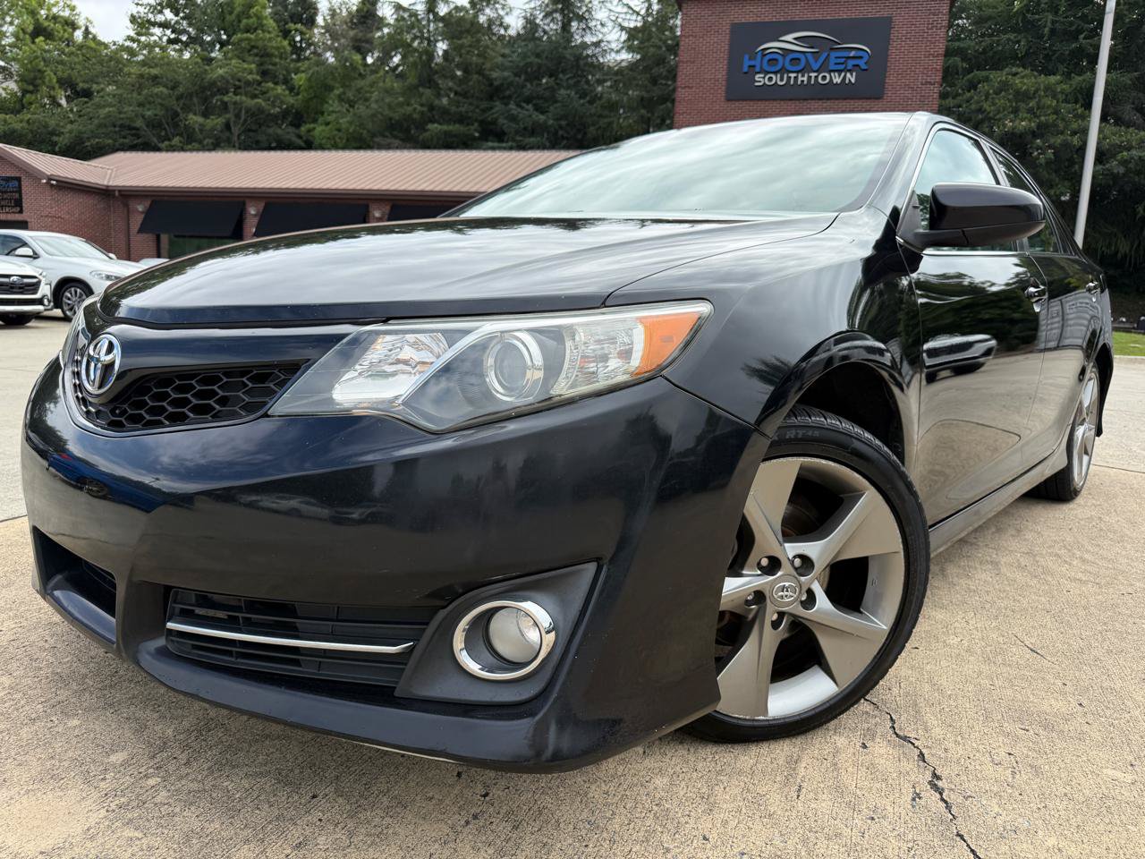 Used 2012 Toyota Camry SE FWD image 1