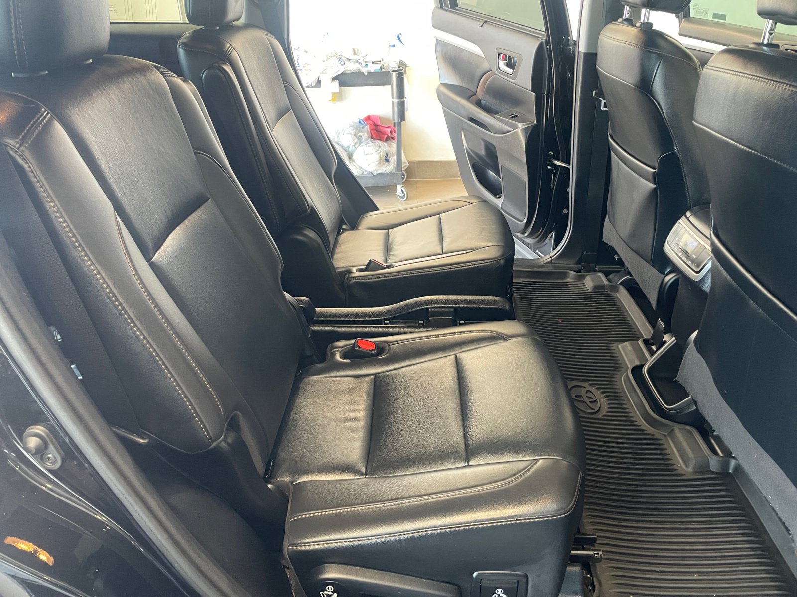 Used 2019 Toyota Highlander XLE FWD image 18