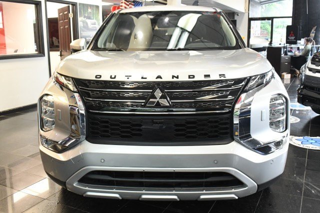 Used 2024 Mitsubishi Outlander SE AWD/4WD image 2