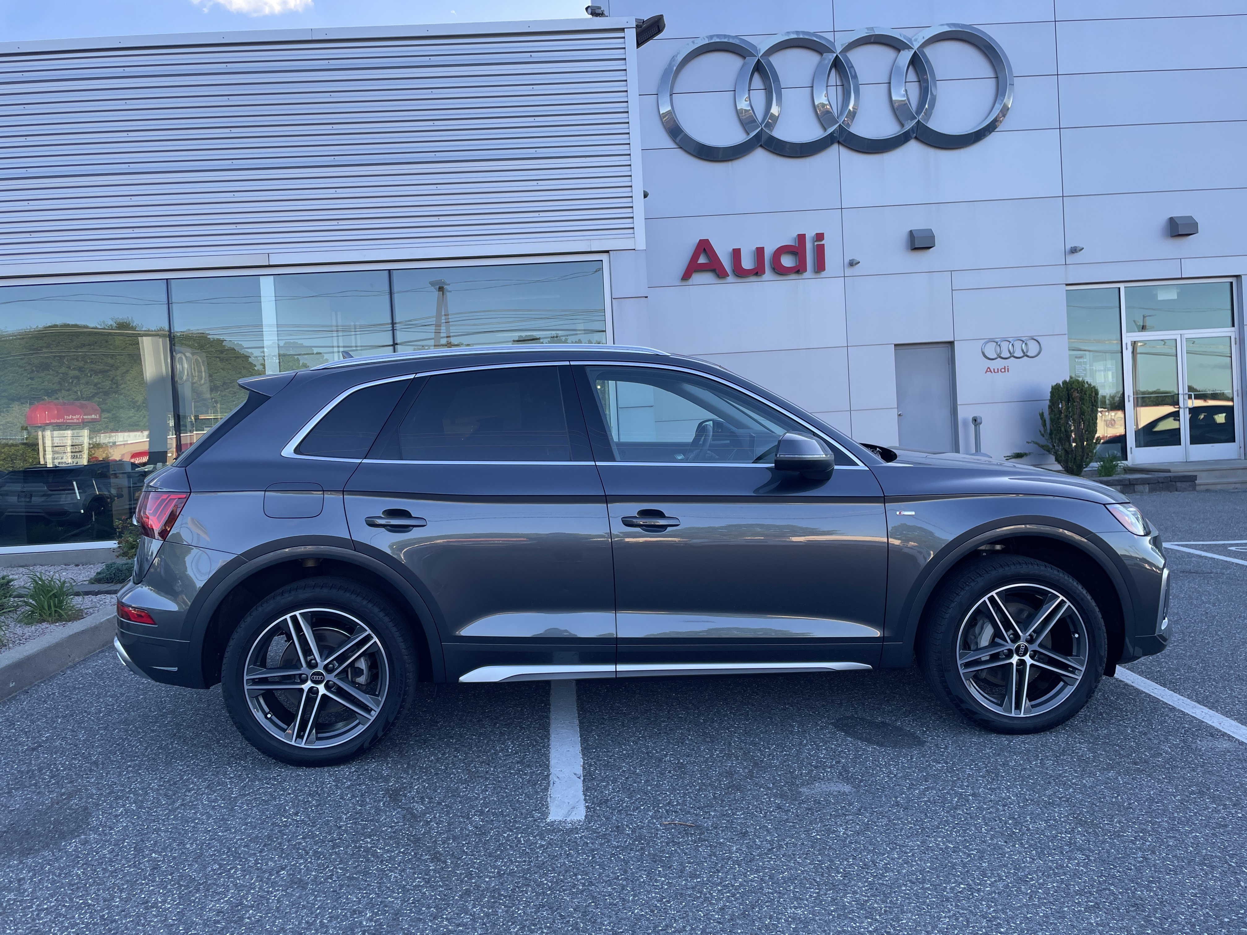 Certified 2024 Audi Q5 e Premium w/ Convenience Package AWD/4WD image 3