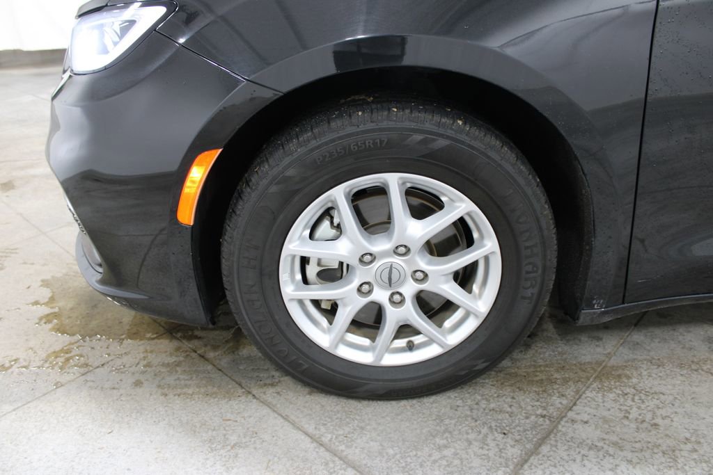 Used 2023 Chrysler Pacifica Touring-L FWD image 37