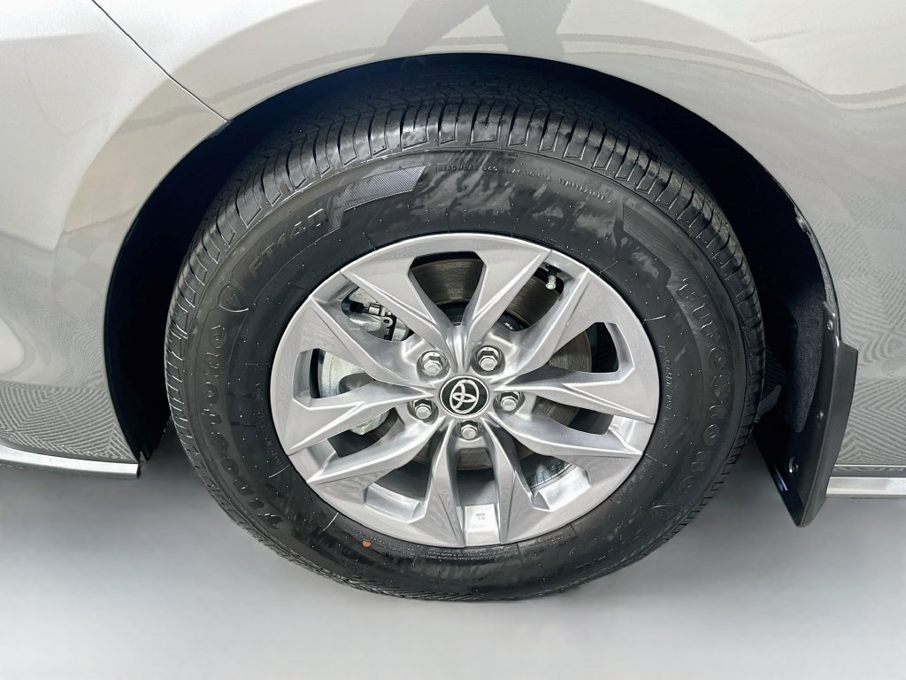 Used 2026 Toyota Sienna XLE FWD image 31