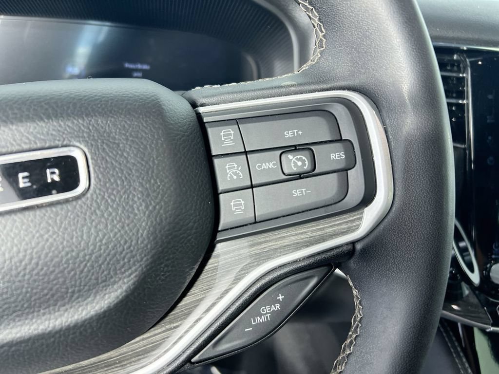 Used 2022 Jeep Wagoneer Series III w/ Premium Group I AWD/4WD image 17