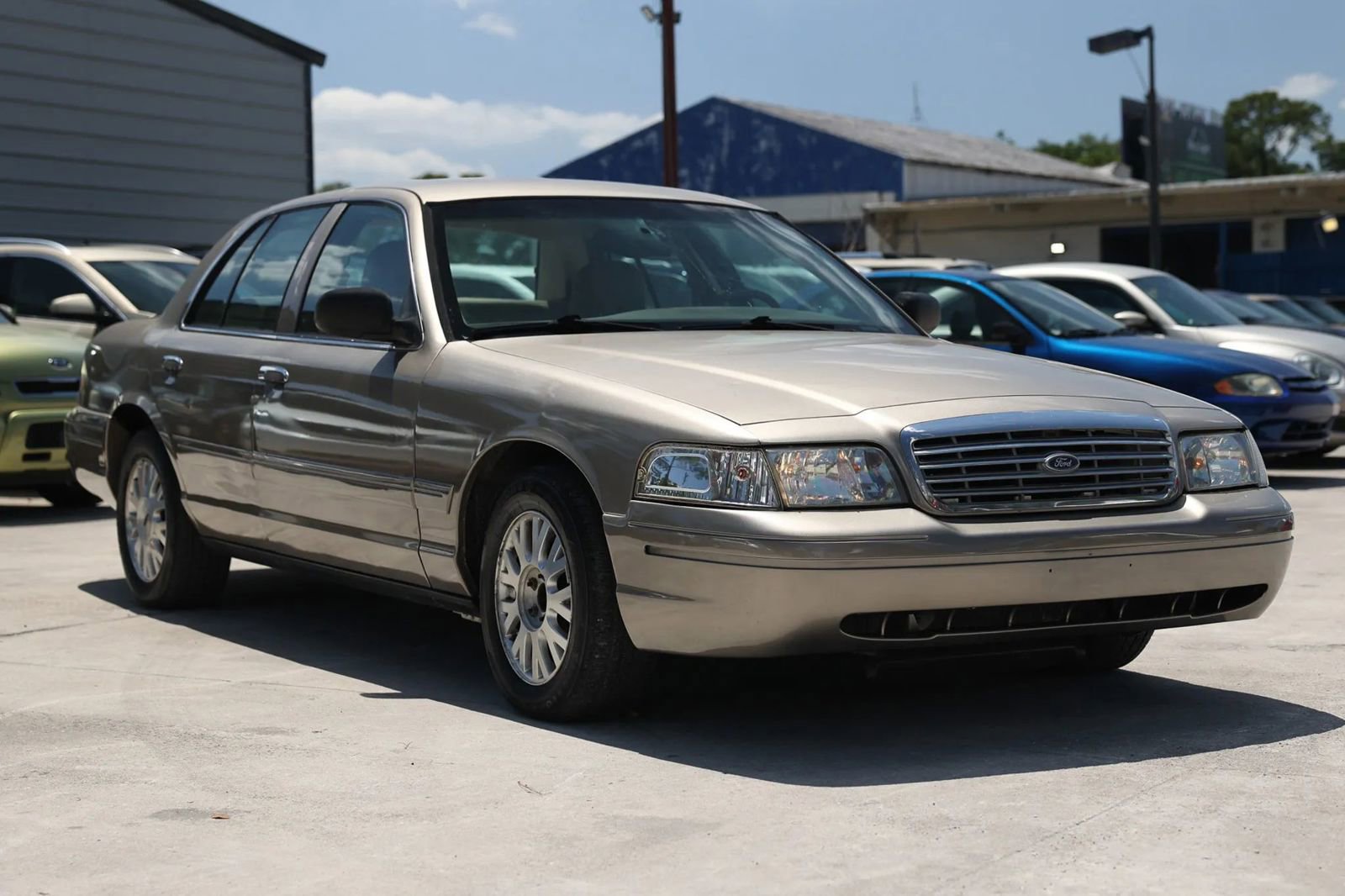 Used 2004 Ford Crown Victoria LX RWD image 9