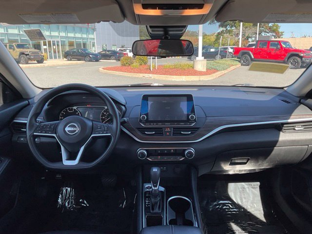 Used 2024 Nissan Altima 2.5 SV FWD image 14