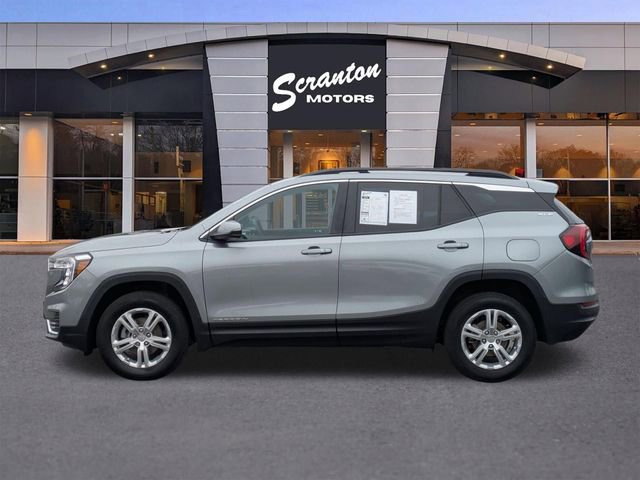 Used 2024 GMC Terrain SLE w/ Driver Convenience Package image 2