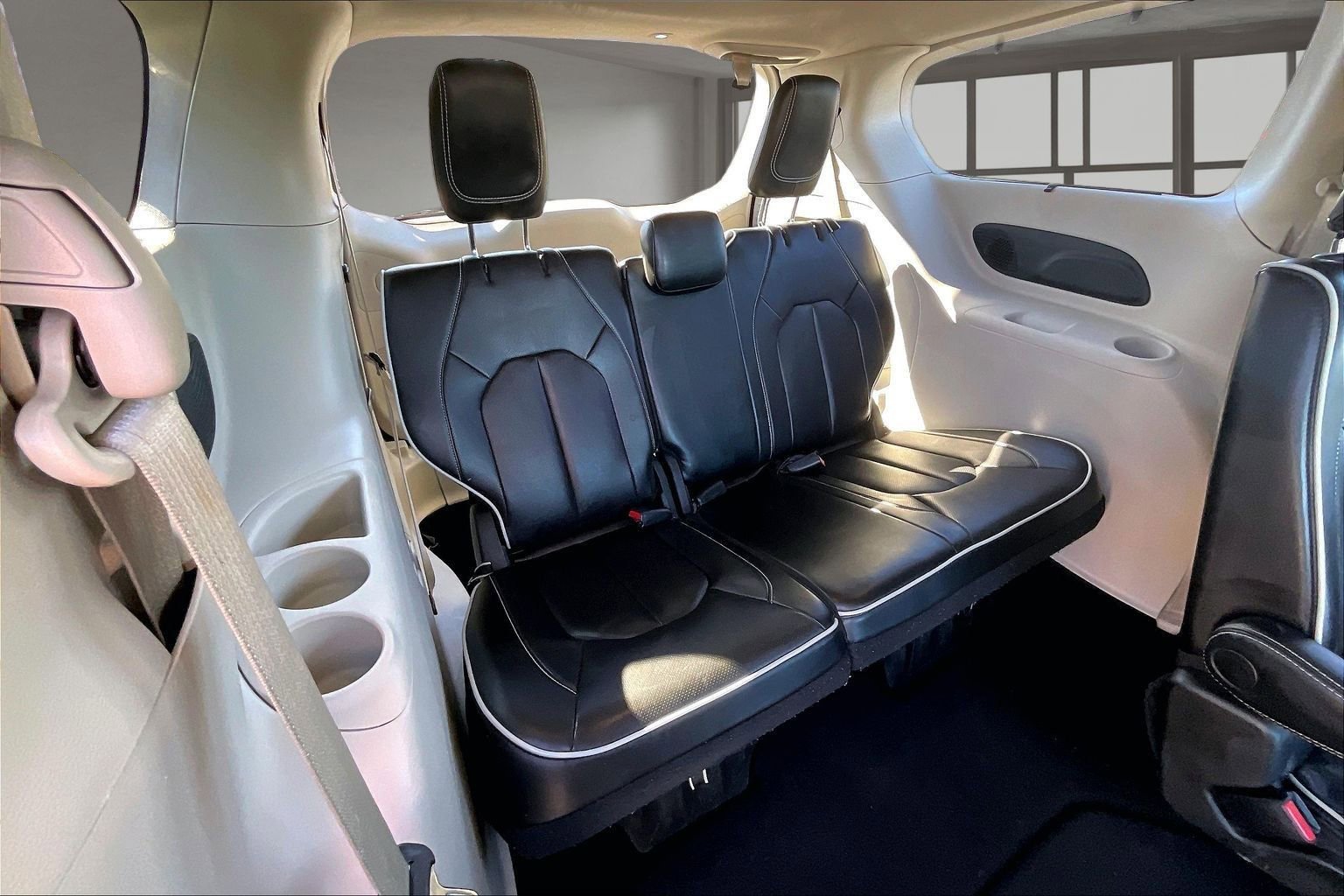 Used 2023 Chrysler Pacifica Limited image 26