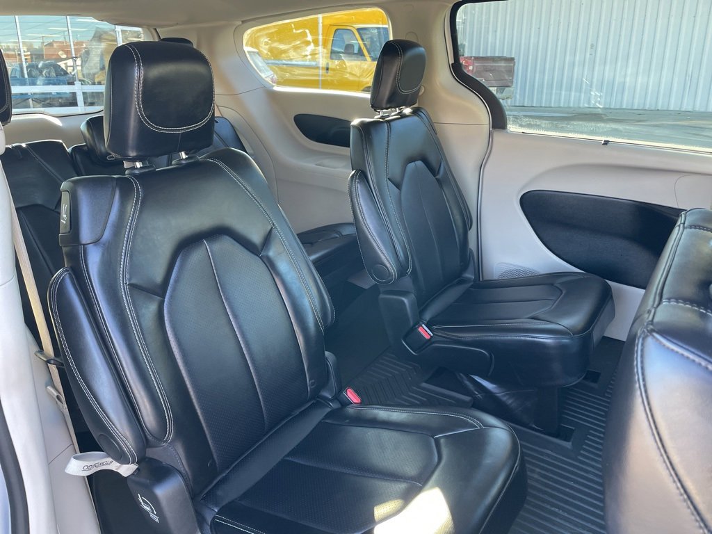 Used 2024 Chrysler Pacifica Touring-L image 19
