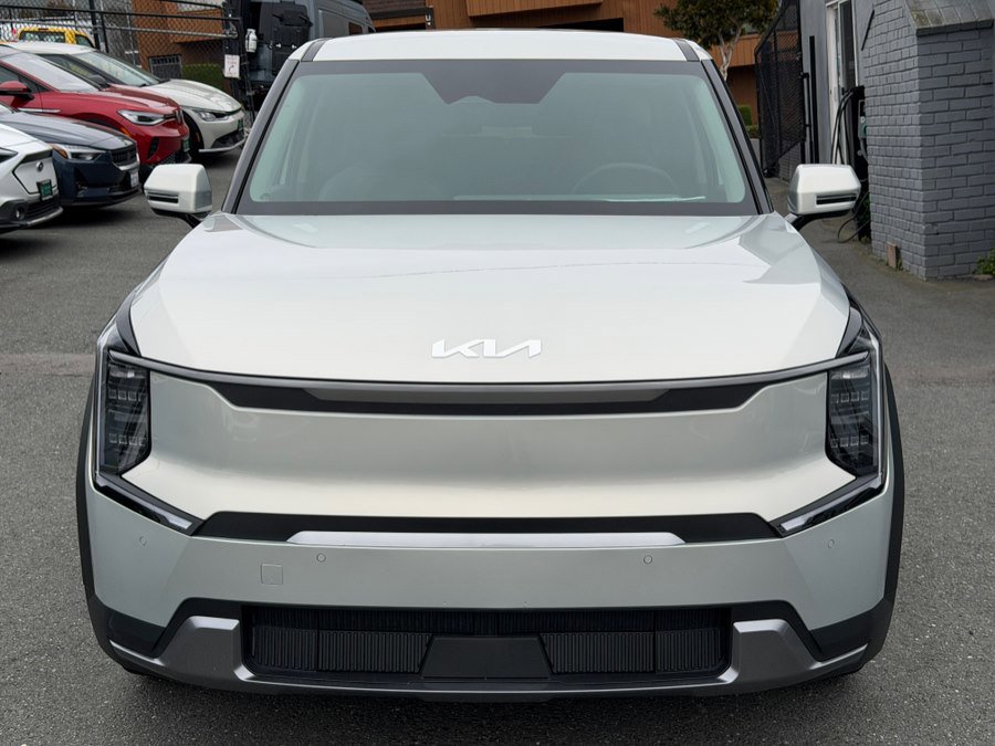 Used 2024 Kia EV9 Light Long Range RWD image 2
