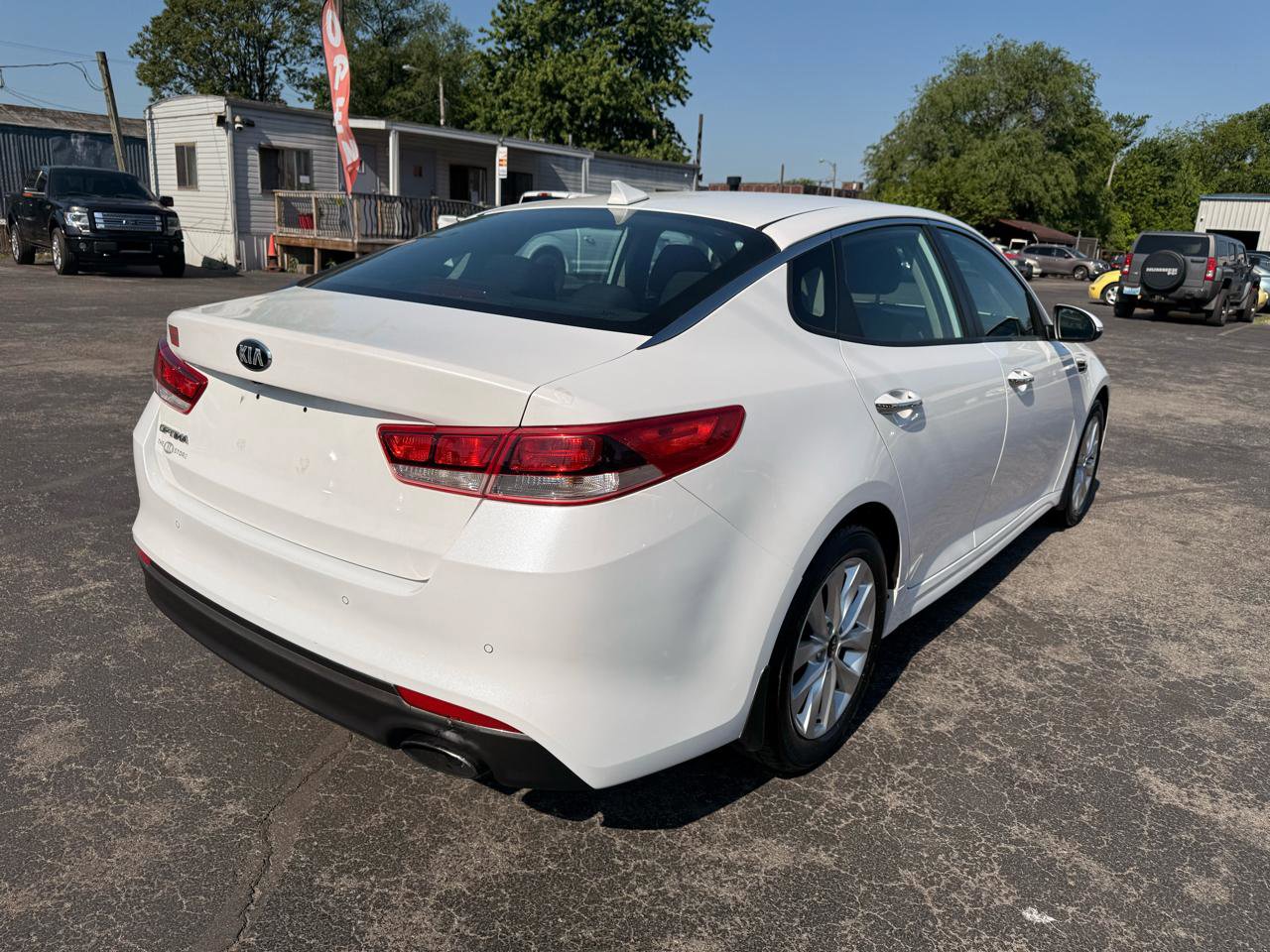 Used 2018 Kia Optima LX w/ 17" Alloy Wheels Package FWD image 6