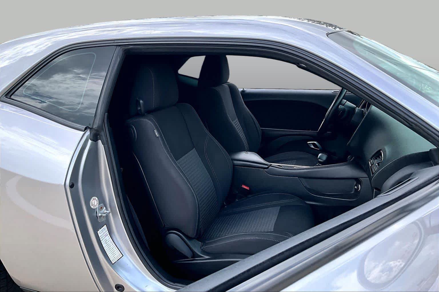Used 2016 Dodge Challenger R/T RWD image 9