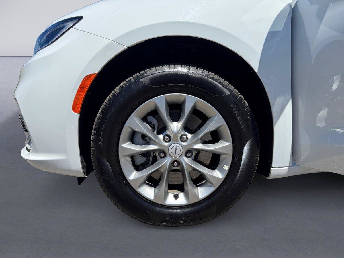 Used 2026 Chrysler Pacifica Limited AWD/4WD image 14