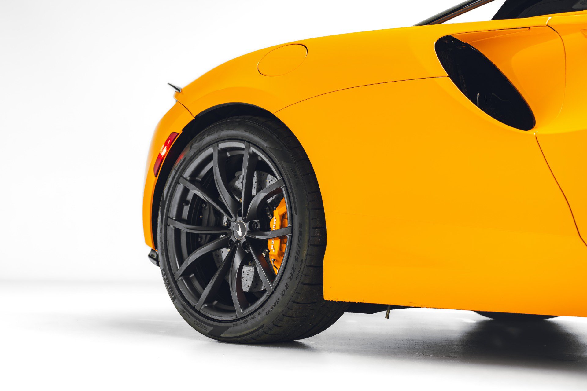 Used 2023 McLaren Artura RWD image 16