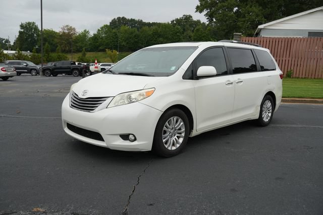 Used 2015 Toyota Sienna XLE w/ XLE Navigation Package FWD image 3