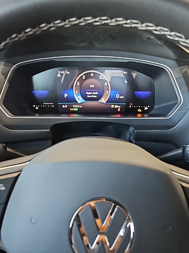 Used 2024 Volkswagen Tiguan SE w/ Panoramic Sunroof Package image 33