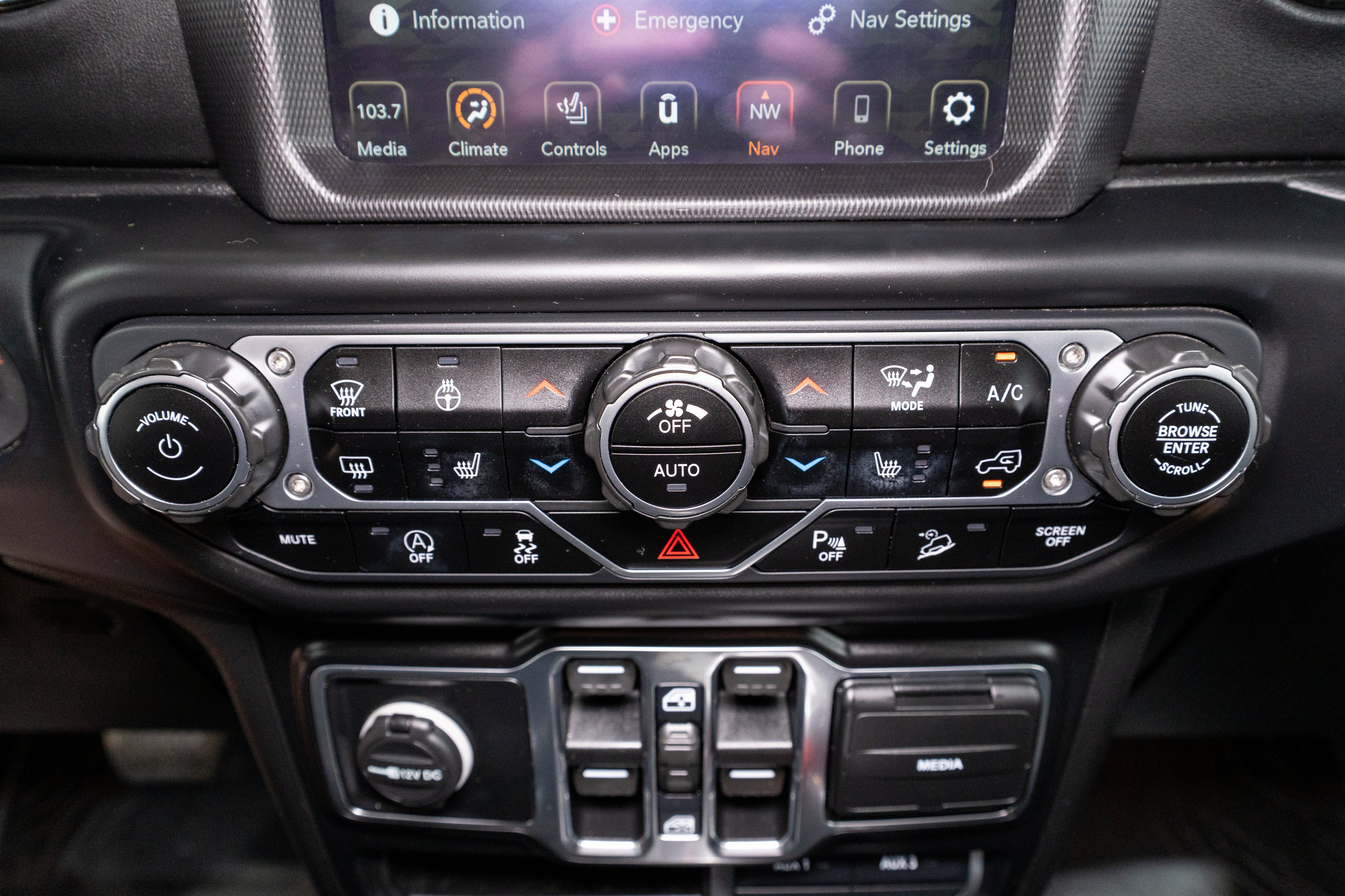 Used 2020 Jeep Wrangler Unlimited Sahara AWD/4WD image 22
