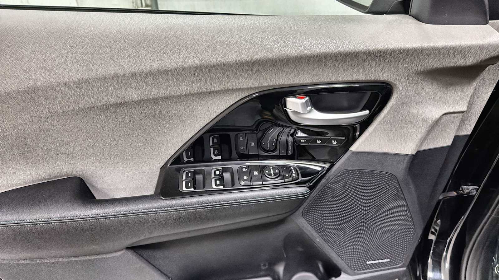 Used 2017 Kia Niro Touring FWD image 15