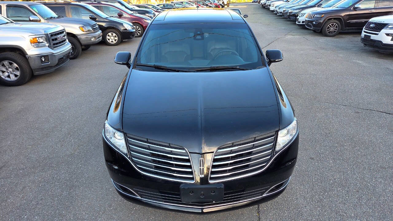 Used 2019 Lincoln MKT AWD image 2