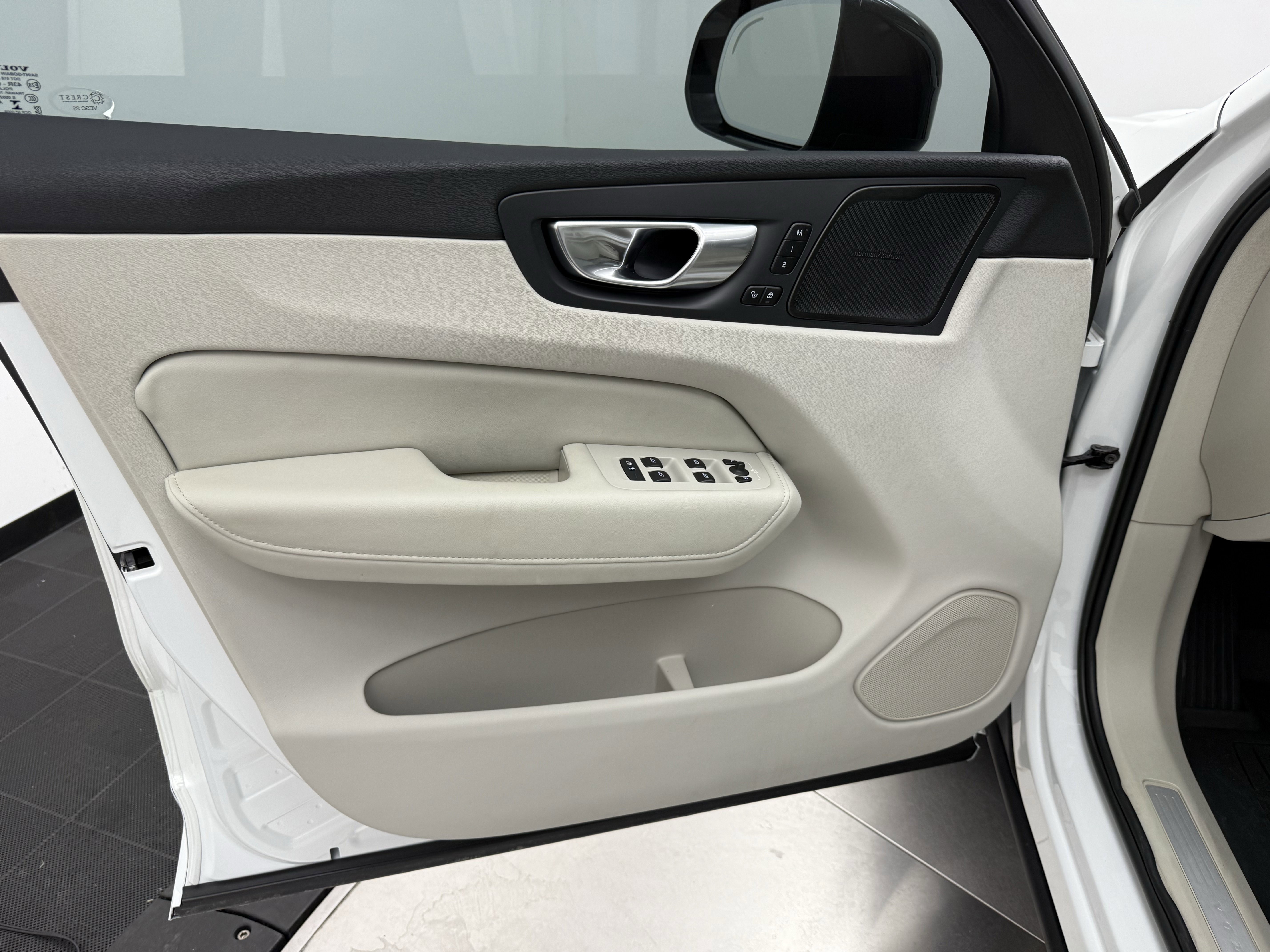 Certified 2023 Volvo XC60 B5 Plus w/ Climate Package image 10