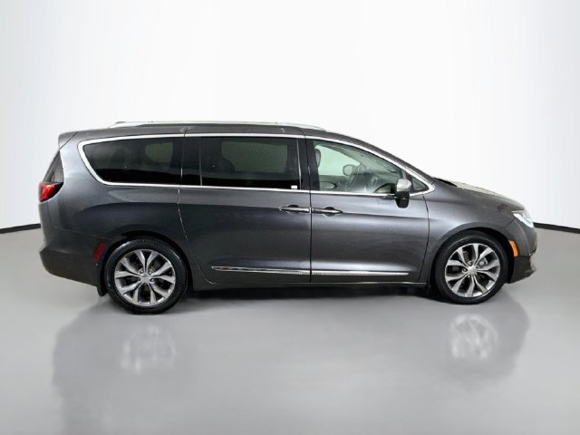 Used 2020 Chrysler Pacifica Limited w/ Tire & Wheel Group FWD image 8