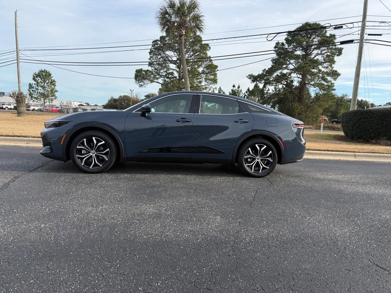 Used 2025 Toyota Crown XLE AWD/4WD image 2