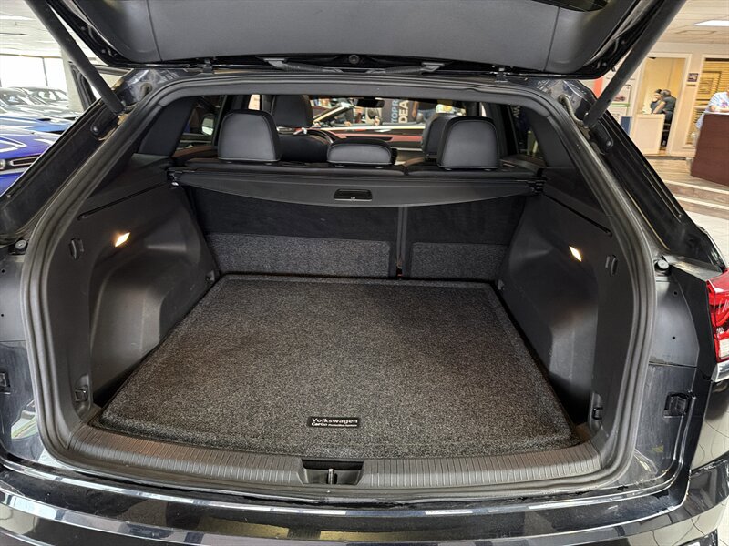 Used 2020 Volkswagen Atlas Cross Sport SEL R-Line AWD/4WD image 30