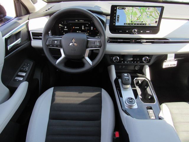 New 2025 Mitsubishi Outlander SE image 11