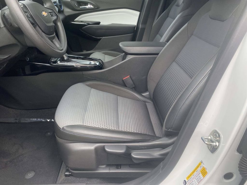 Used 2025 Chevrolet Trax LT FWD image 19