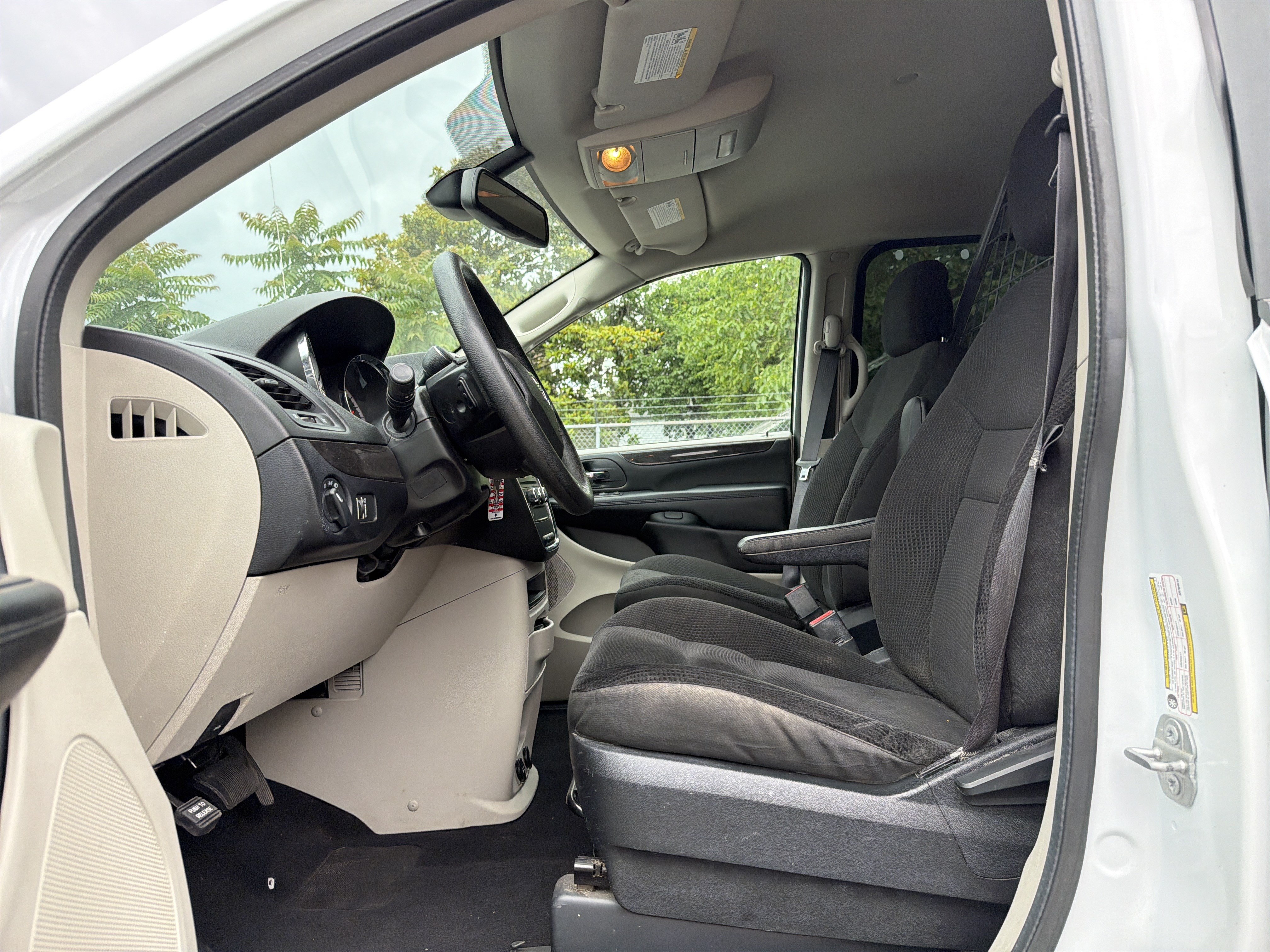 Used 2019 Dodge Grand Caravan w/ UConnect Hands-Free Group FWD image 12