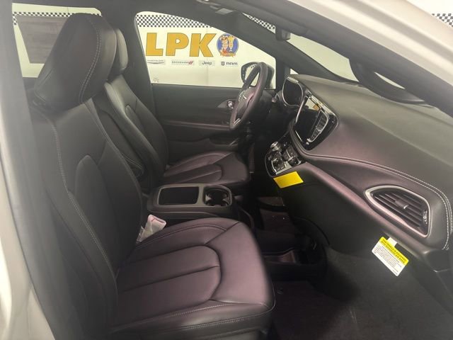 New 2026 Chrysler Pacifica Select image 15