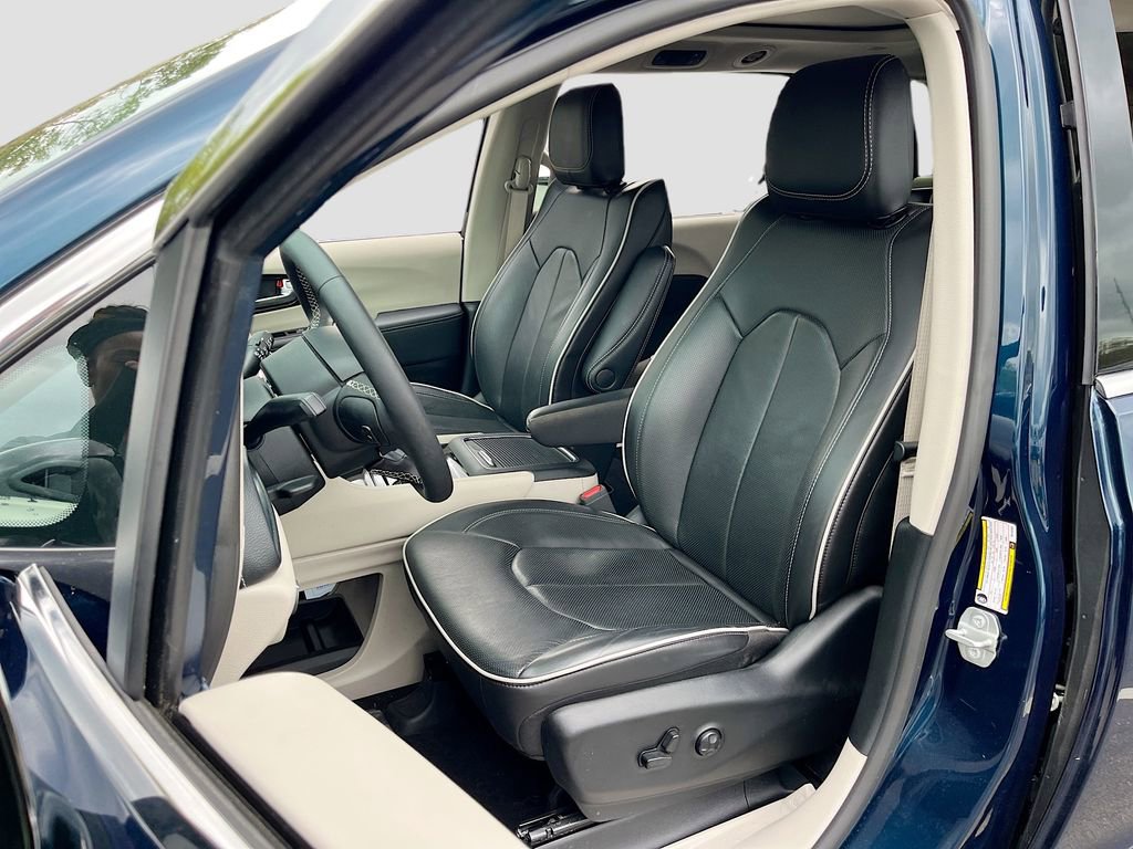 Certified 2024 Chrysler Pacifica Limited image 21