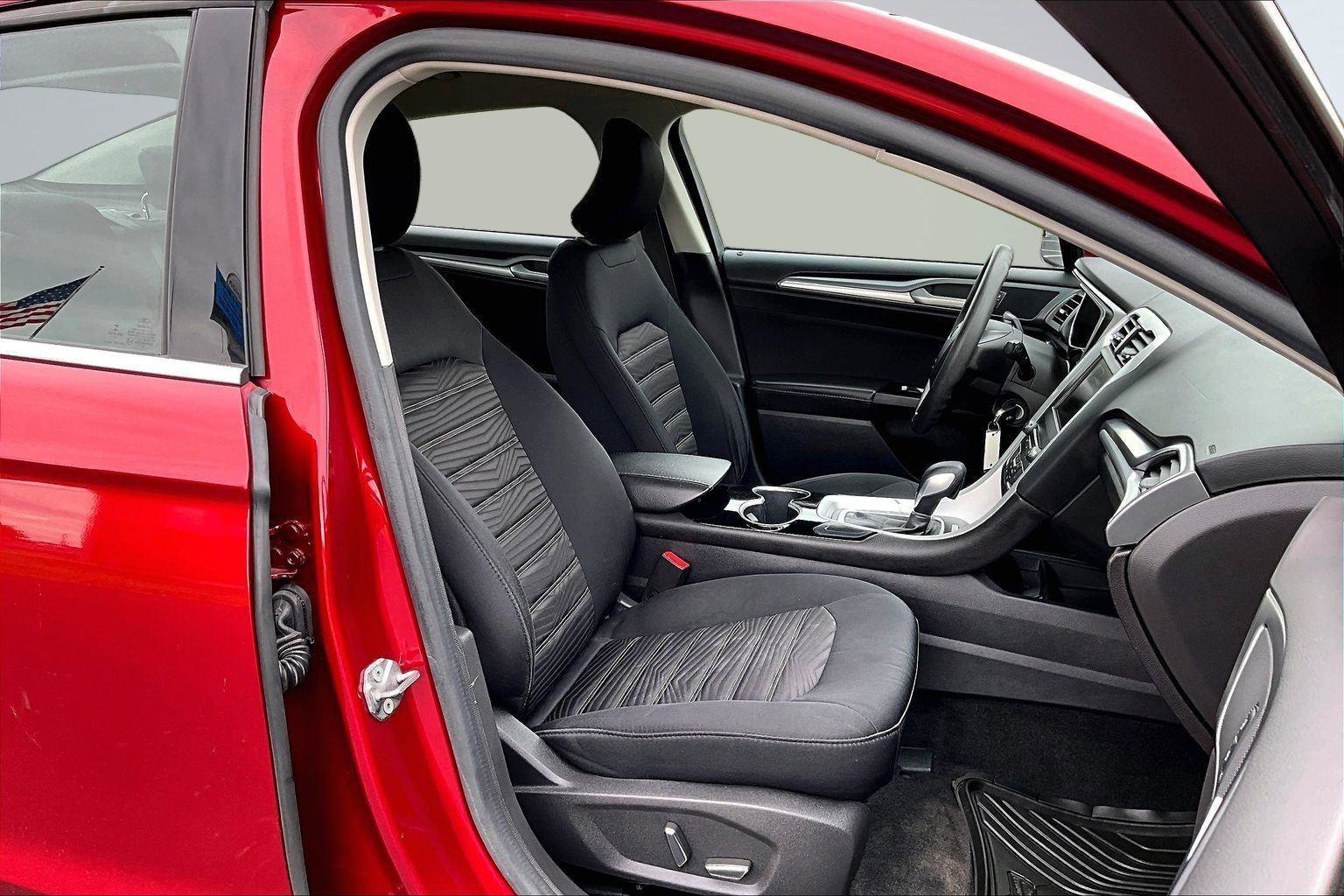 Used 2016 Ford Fusion SE FWD image 8
