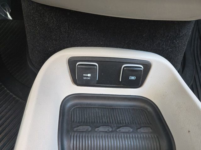Used 2017 Chrysler Pacifica Touring FWD image 26