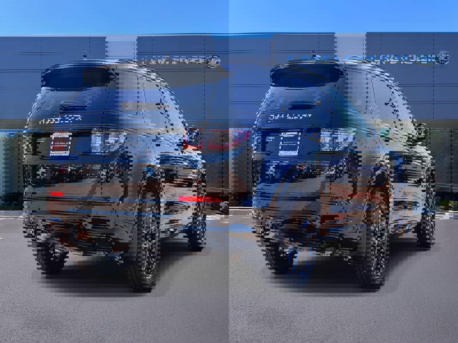 New 2025 Land Rover Discovery Sport S image 4