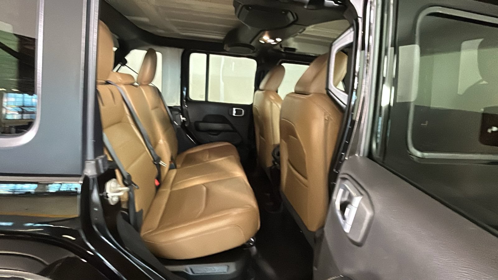 Used 2023 Jeep Wrangler Unlimited Sahara w/ Cold Weather Group AWD/4WD image 33