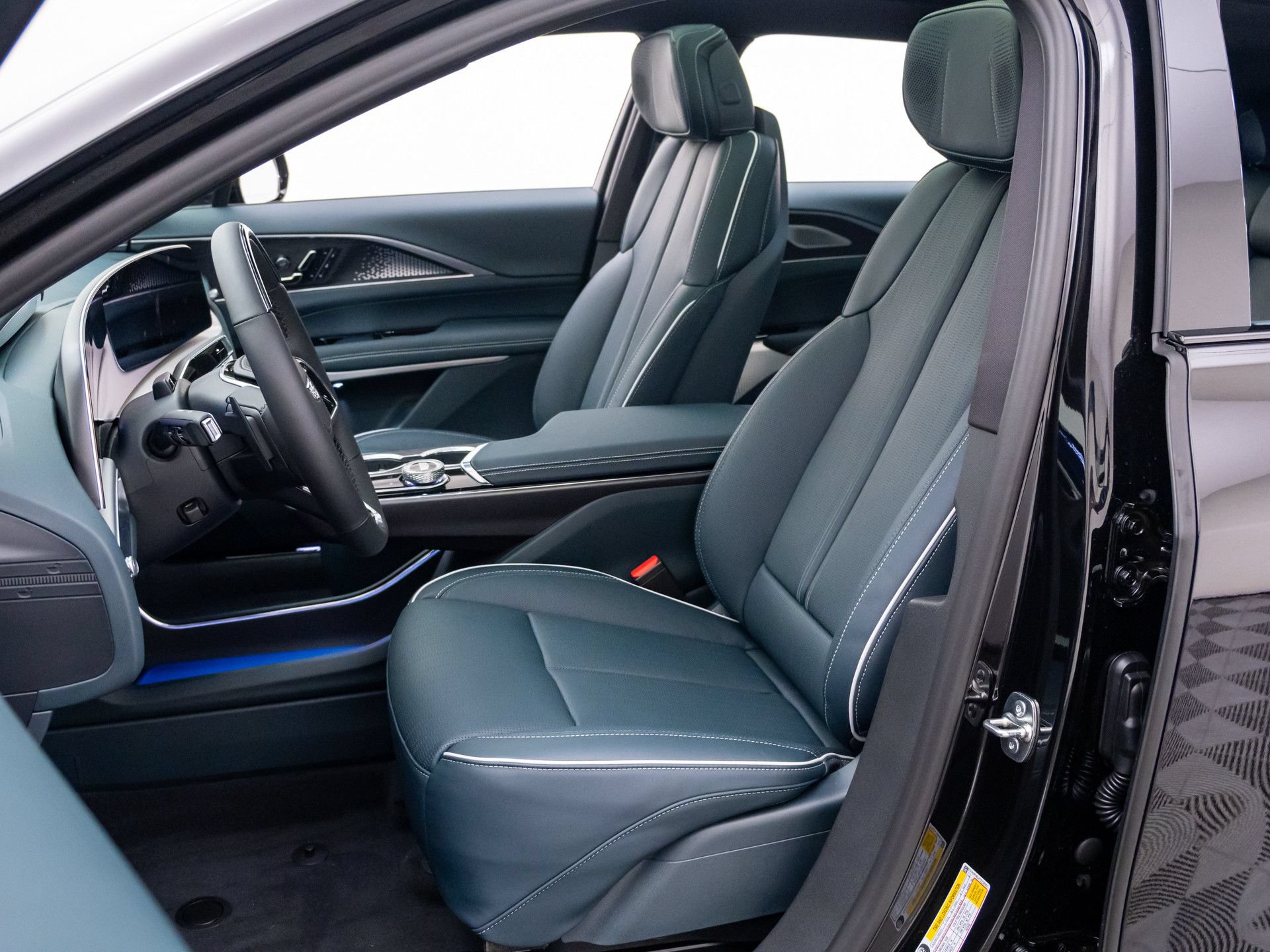New 2026 Cadillac Lyriq Signature Sport w/ Nappa Leather Package AWD/4WD image 15