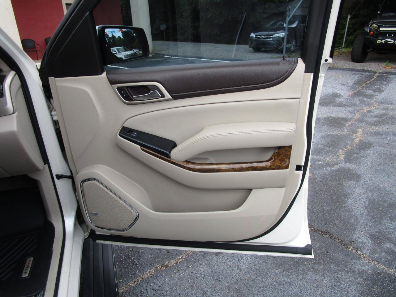 Used 2015 GMC Yukon Denali w/ Touring Package RWD image 37