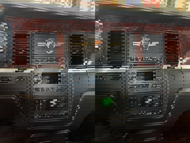 Used 2009 Lincoln Town Car Signature Limited image 14