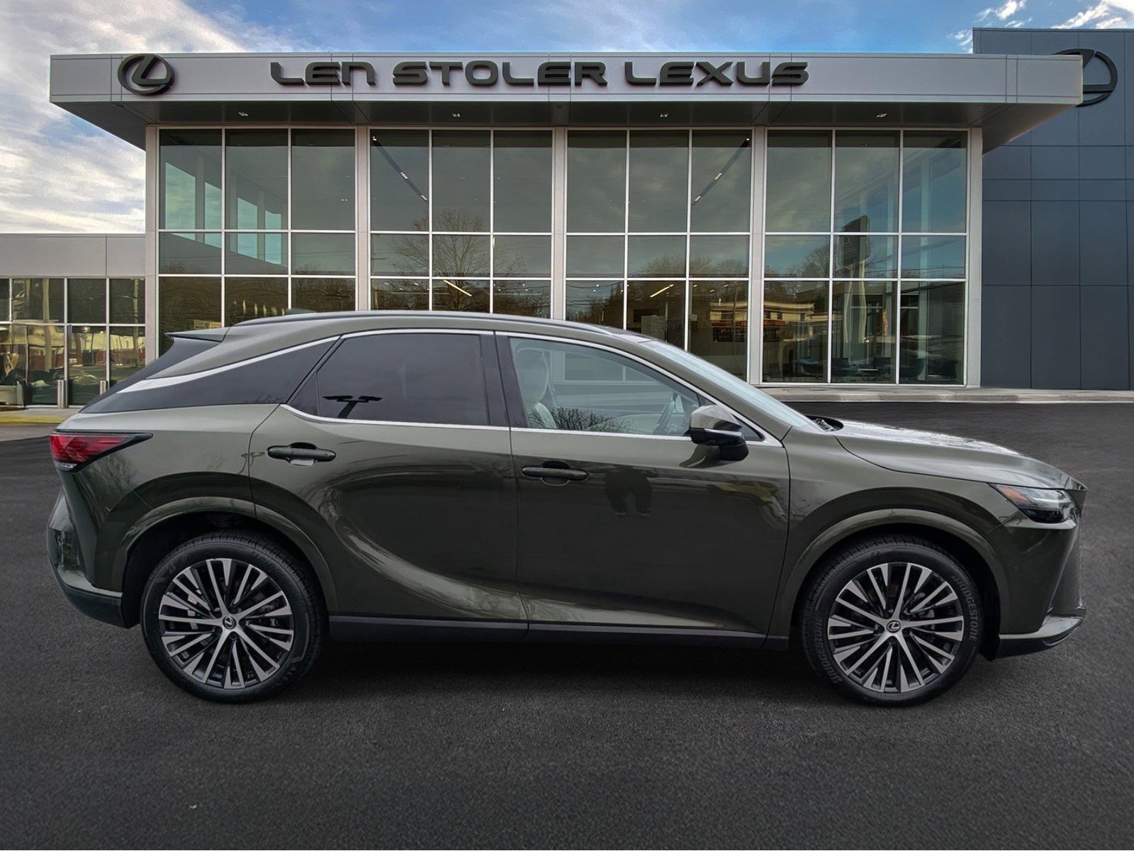 Used 2024 Lexus RX 350 w/ Convenience Package image 2