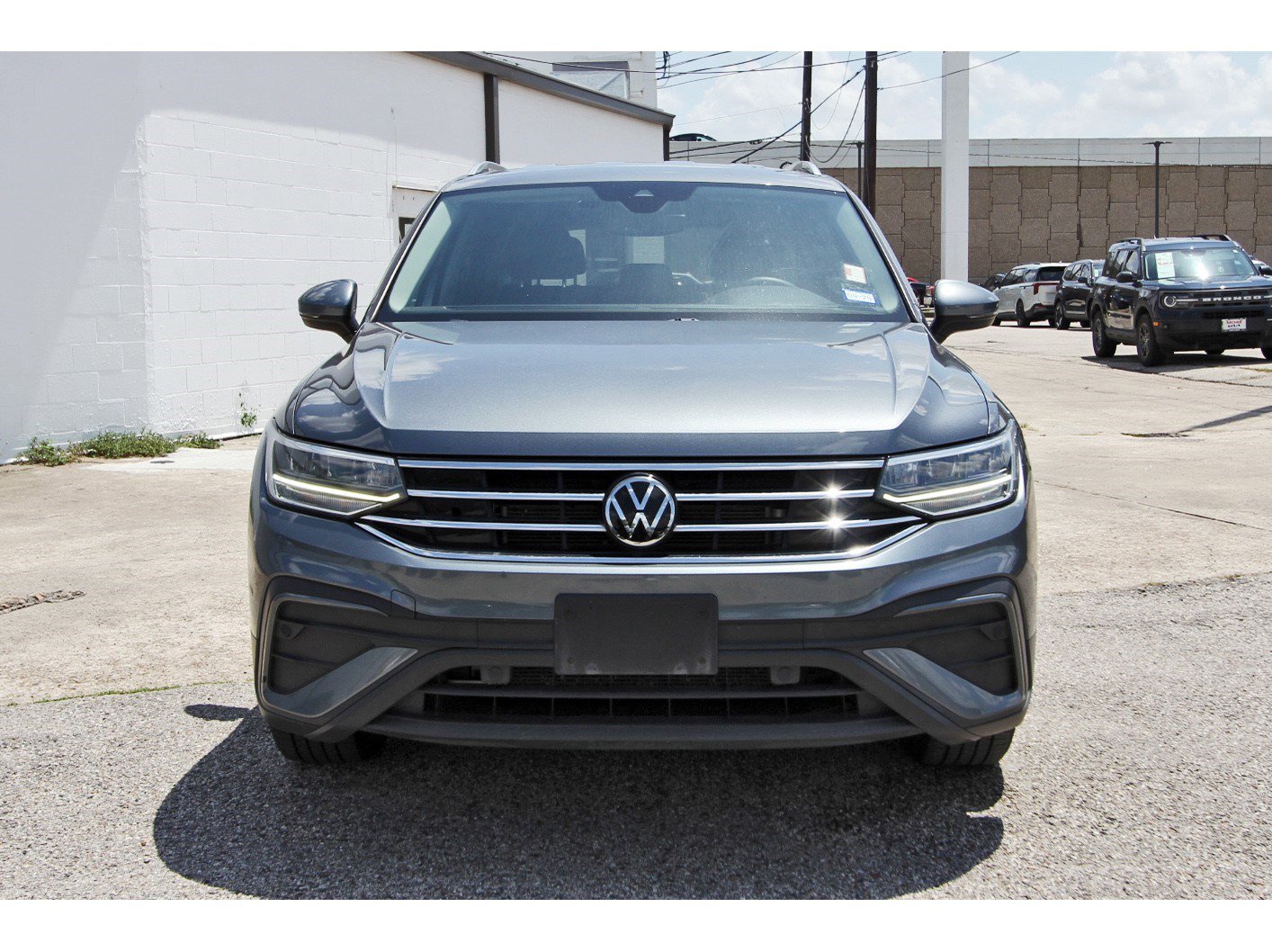 Used 2022 Volkswagen Tiguan SE image 2