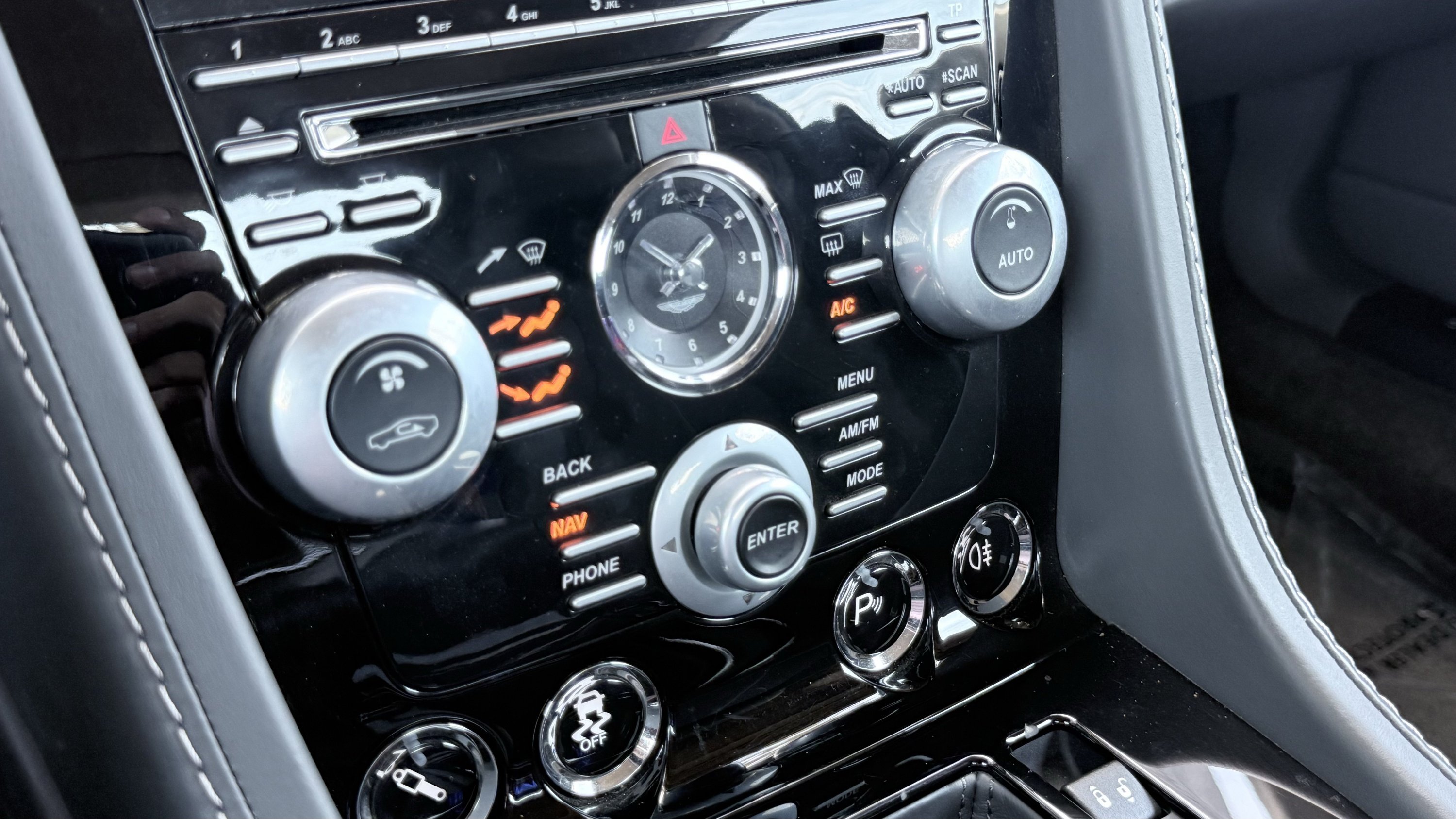 Used 2015 Aston Martin V12 Vantage S RWD image 35