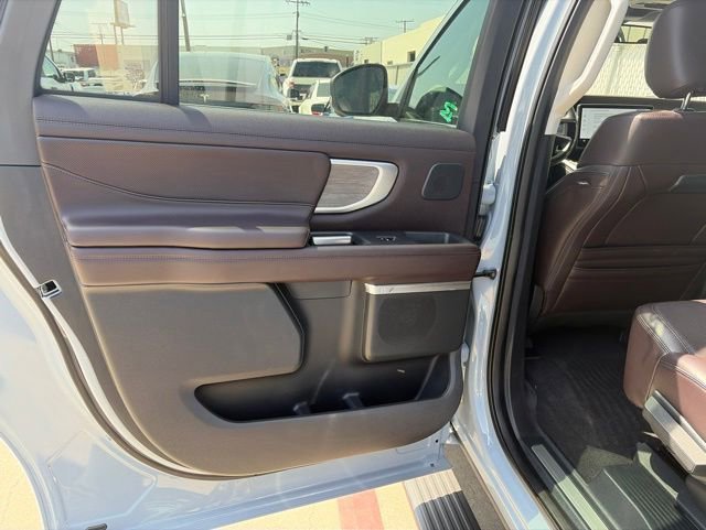 Used 2025 Ford Expedition Max Platinum w/ Platinum Ultimate Package AWD/4WD image 31