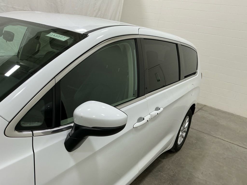 Used 2023 Chrysler Pacifica Touring-L image 9