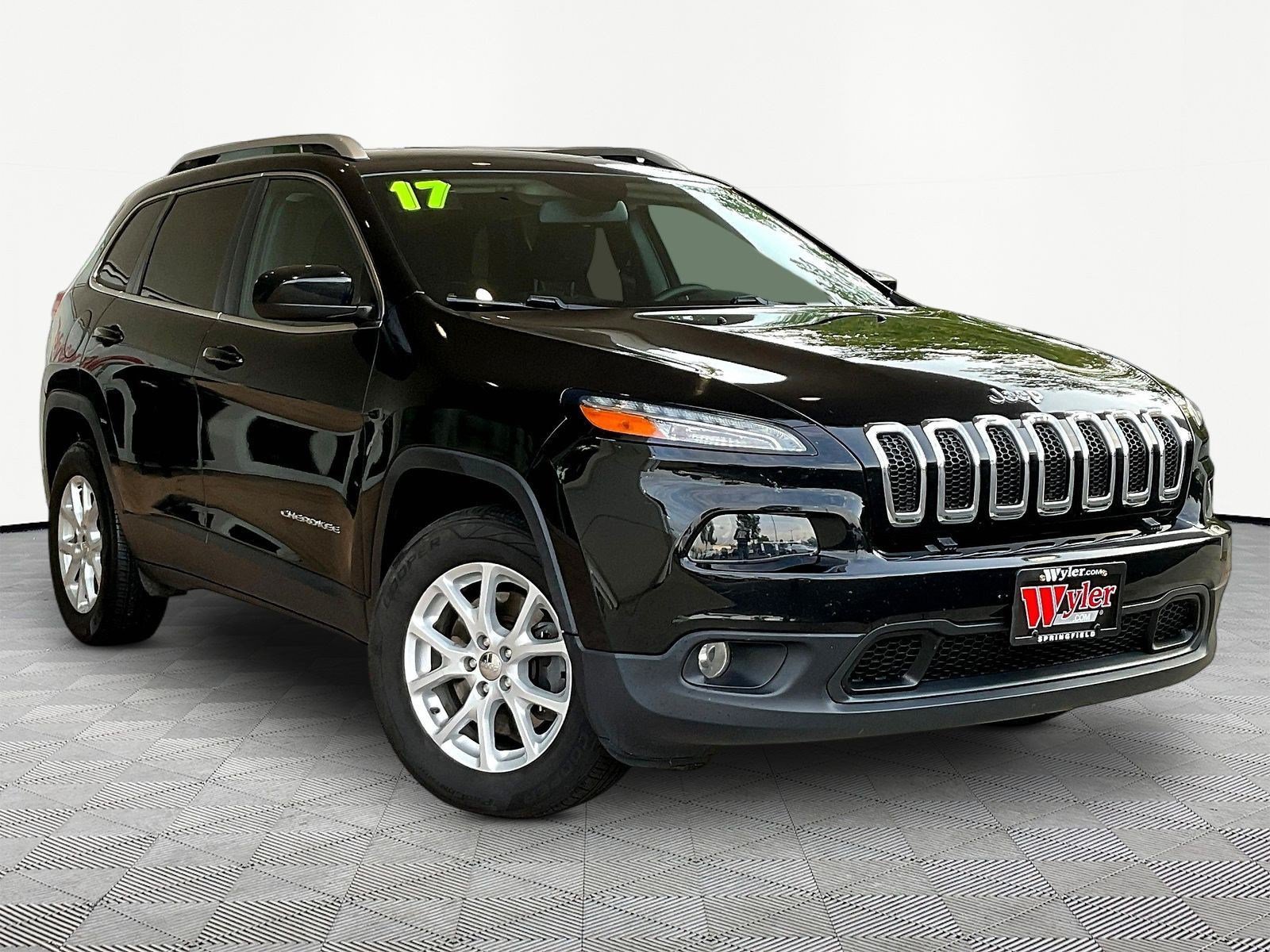 Used 2017 Jeep Cherokee Latitude w/ Cold Weather Group AWD/4WD image 3