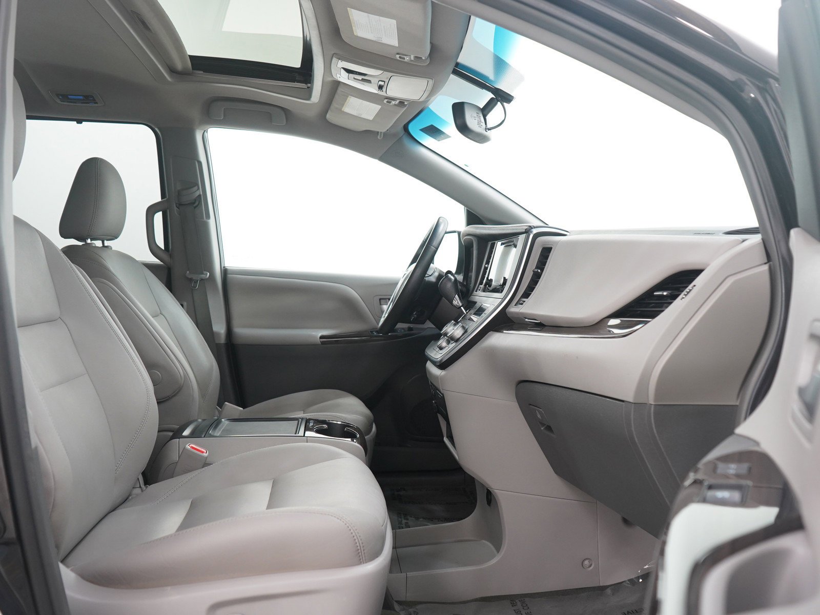 Used 2017 Toyota Sienna XLE image 11