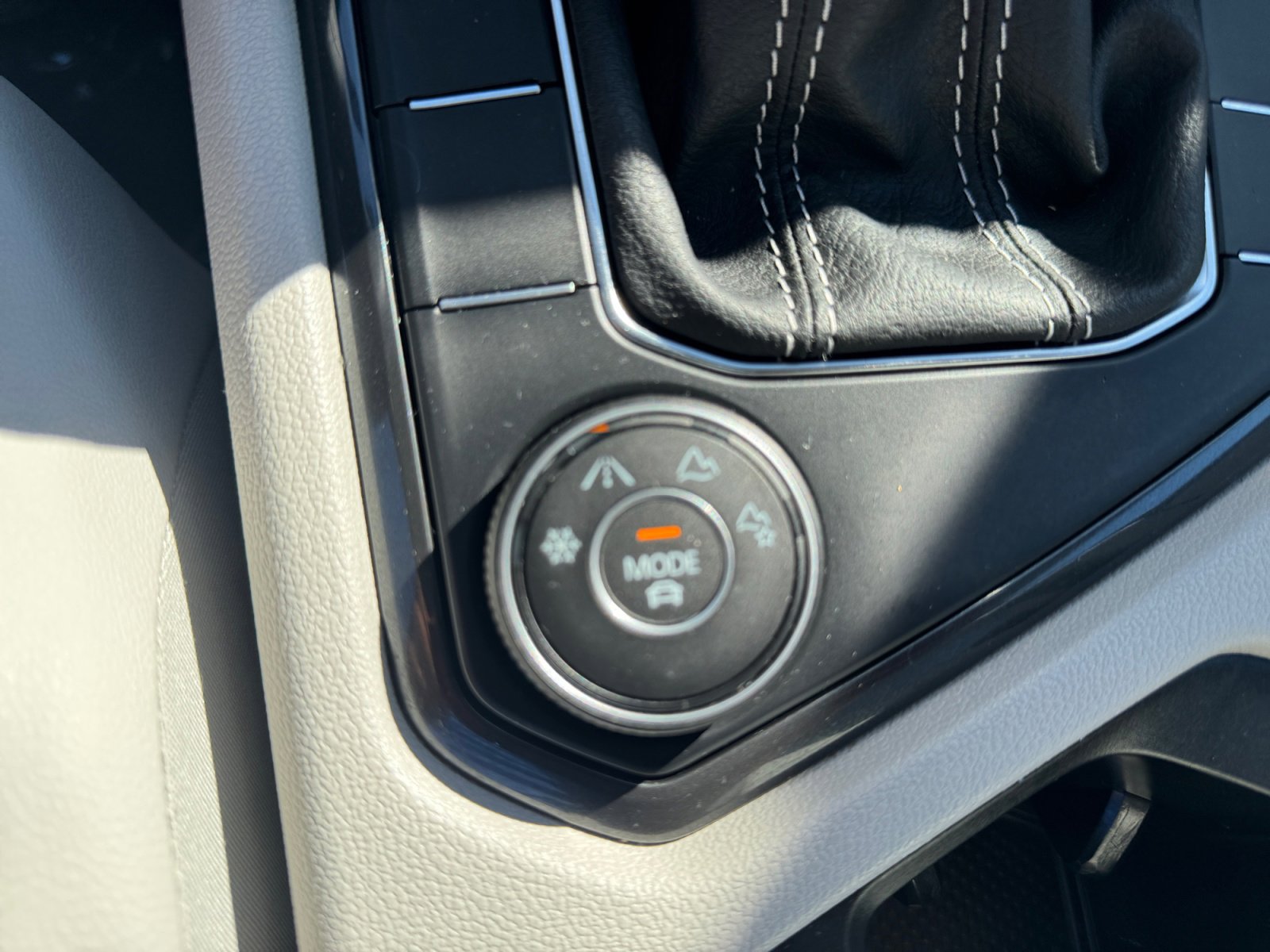 Certified 2022 Volkswagen Tiguan SE image 17