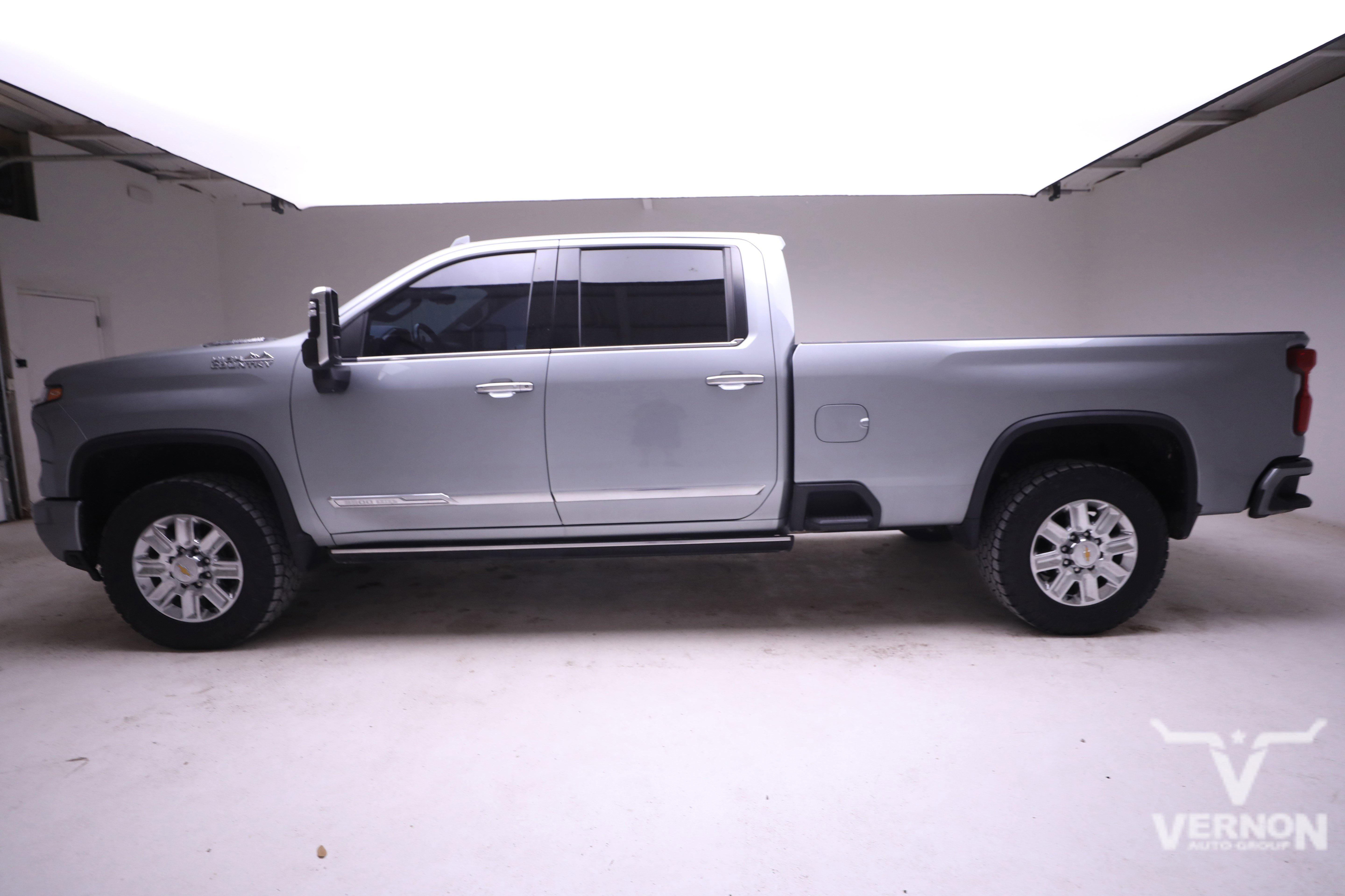 Used 2024 Chevrolet Silverado 3500 High Country w/ High Country Premium Package image 2