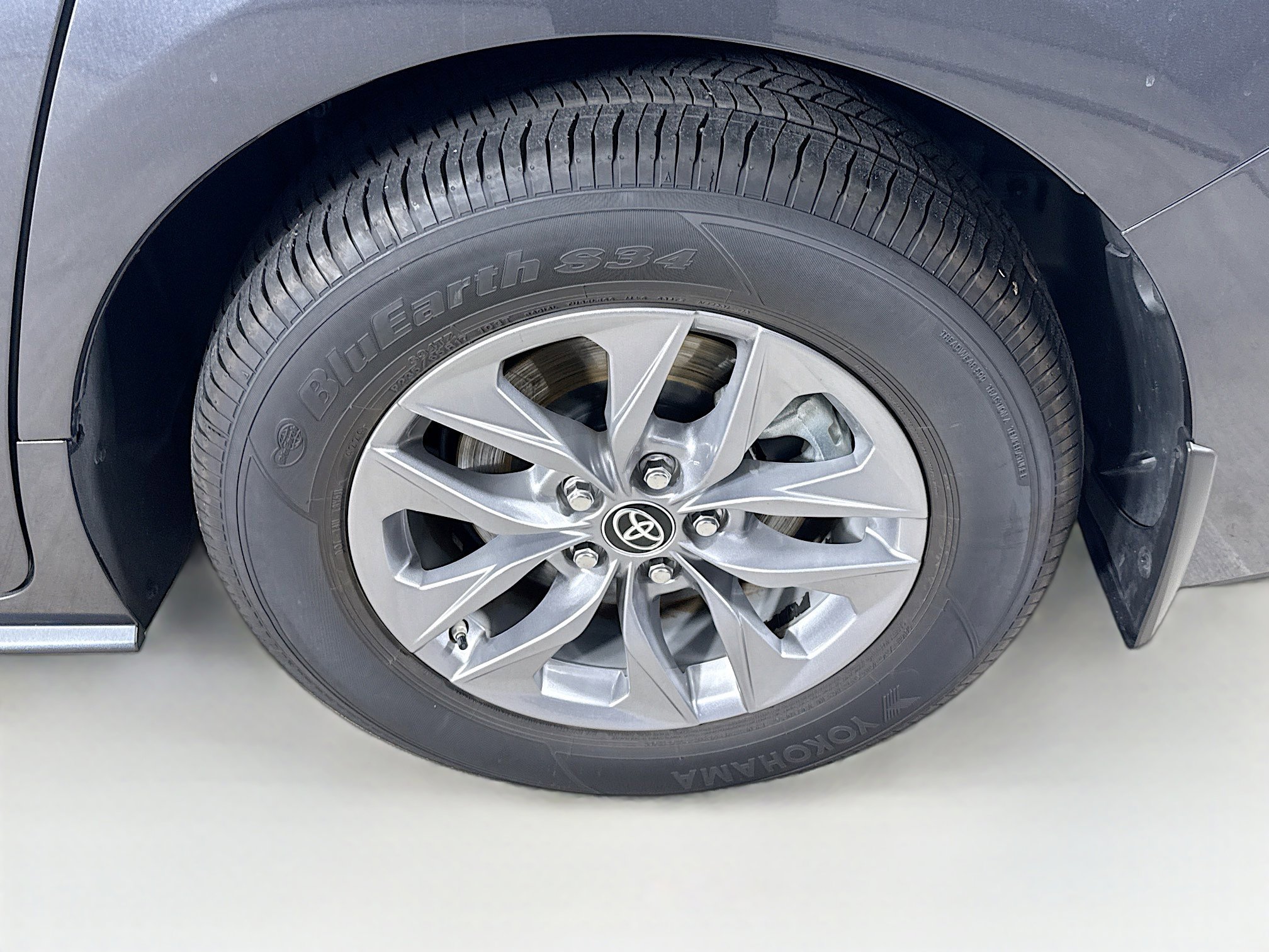 Used 2025 Toyota Sienna XLE FWD image 40