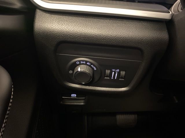 Used 2025 Jeep Grand Cherokee Laredo X w/ Luxury Tech Group I image 16