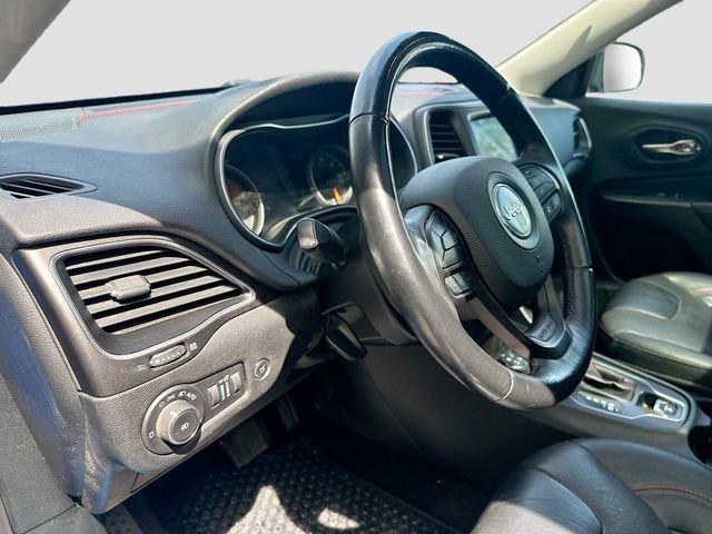 Used 2019 Jeep Cherokee Trailhawk AWD/4WD image 10